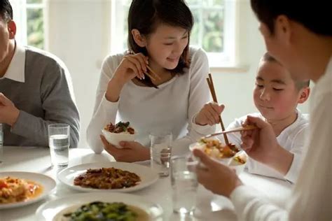 餐桌 主位|中国餐桌礼仪大全——坐次、点菜、喝酒、倒茶的禁忌…